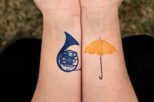 Blue French horn vs. Yellow Umbrella: two symbols od How I Met Your Mother. Again, the Swedish colors!